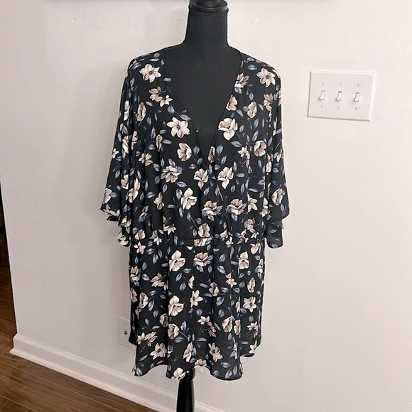 Torrid Plus Size Floral V Neck Tunic, Sz. 4. - Picture 1 of 8
